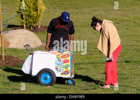 Jack Osbourne est enceinte fiancée Lisa Stelly achète une glace à proximité d'un vendeur tout en couple chill out dans parc avec leur Banque D'Images