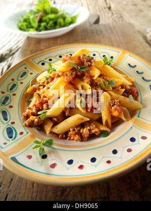 Pene pâtes avec une sauce bolognaise Banque D'Images