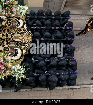 Costaleros. Porteurs de l'image religieuse au cours de processions dans la semaine sainte. Est la plus importante fête religieuse. Espagne Banque D'Images