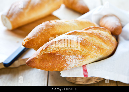 Baguettes de pain français ( ) dans un panier de bambou Banque D'Images