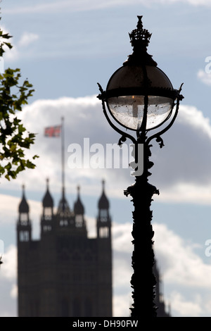 Victorian lampadaire conçu par George John Vulliamy avec la Tour Victoria en arrière-plan, Londres UK. Banque D'Images