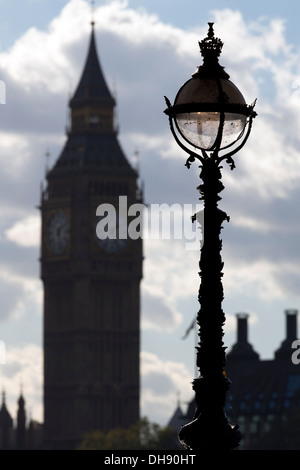 Victorian lampadaire conçu par George John Vulliamy avec Big Ben clock tower en arrière-plan, Londres UK. Banque D'Images