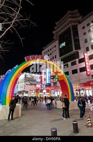 À l'entrée Rainbow dans la rue Wangfujing Dongcheng District, Beijing, Chine Banque D'Images