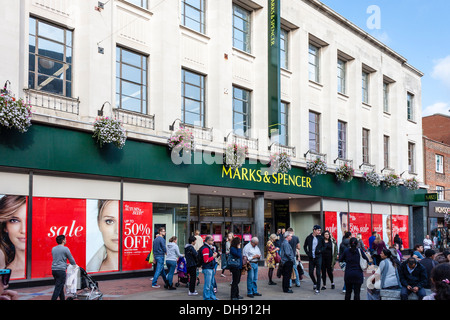 Marks and Spencer storefront à Reading, Berkshire, England, GB, au Royaume-Uni. Banque D'Images