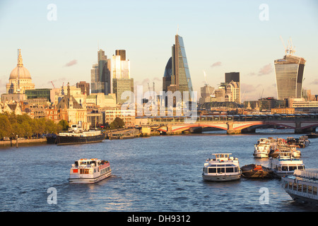 Vue de la ville de Londres, le quartier financier, y compris le Gherkin, talkie walkie et bâtiments Cheesegrater, Londres, UK Banque D'Images