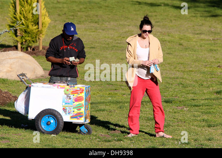 Jack Osbourne est enceinte fiancée Lisa Stelly achète une glace à proximité d'un vendeur tout en couple chill out dans parc avec leur Banque D'Images