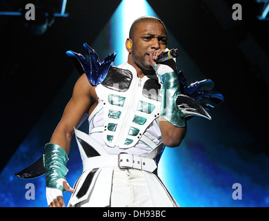 Jonathan 'JB' Gill de JLS joue sur la scène pendant le sport Relief concert au O2 Arena Londres Angleterre - 24.03.12 Banque D'Images