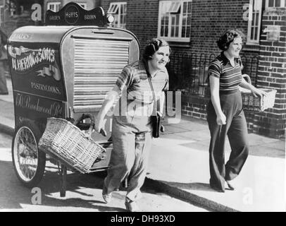 Les jeunes filles livrer le pain et les dispositions d'une main panier pendant le Blitz Banque D'Images