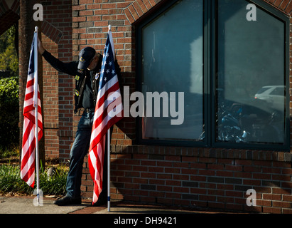 Un patriote de la Caroline du Sud est membre de la garde des drapeaux américains à l'extérieur de la base commune de la Base aérienne de Charleston - Chapelle pendant le service commémoratif du maître à la retraite Le Sgt. Dave Williams, 30 octobre 2013. Williams a servi comme base de la gestionnaire multimédia et le chef d'inte Banque D'Images