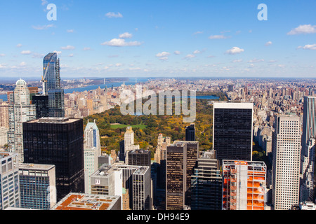 Vue du haut de la roche à plus de Central Park, le Rockefeller Center observation deck, New York City, New York, USA, États-Unis Banque D'Images