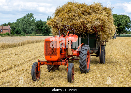 1946 Allis-Chalmers b série 8030 avec chariot de foin dans le remorquage. Poignée de départ Club meeting, Norfolk, Royaume-Uni. Banque D'Images