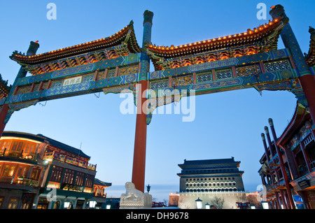 À archway Paifang Qianmen Dajie célèbre rue commerciale piétonnière à Beijing, Chine. Tour de flèche (Jian Lou) sur arrière-plan Banque D'Images