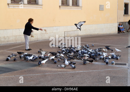 Une femme dans la cour un centre square à Palma de Majorque, Espagne Banque D'Images