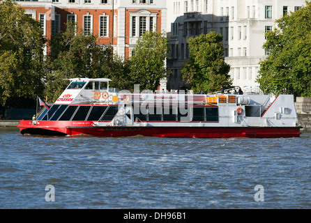 Ville millénaire l'un des City Cruises sightseeing bateaux sur la Tamise, Londres, Royaume-Uni. Banque D'Images