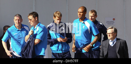 Jussi Jaaskelainen David Wheater et Zat Knight avec personnel d'entraînement ils arrivent à l'hôpital de Londres pour voir la poitrine de football Banque D'Images