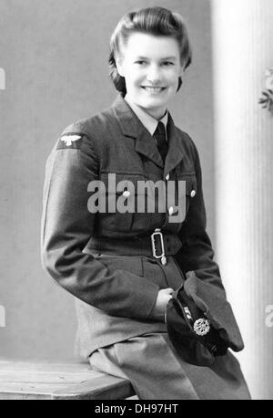 Une jeune fille WAAF en uniforme. WAAFs servi avec la RAF en tant qu'auxiliaires Banque D'Images