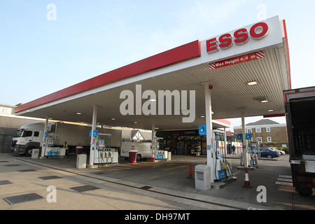 Une station essence Esso près de Hammersmith Bridge Barnes est fermée en raison d'un manque de carburant les stations-service à travers le pays sont Banque D'Images