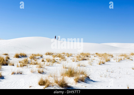 Les promeneurs sur les dunes au White Sands National Monument, près de Alamogordo, New Mexico, USA Banque D'Images