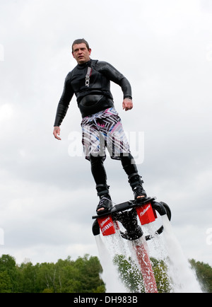 Un homme est de donner un spectacle comment rester en équilibre, et montre ce que vous pouvez faire avec la nouvelle sensation appelée flyboarding Banque D'Images