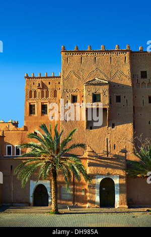 Extérieur de la Kasbah de Taourirt de brique de boue, Ouarzazate, Maroc, construit par Pacha Glaoui. Site du patrimoine mondial de l'Unesco Banque D'Images