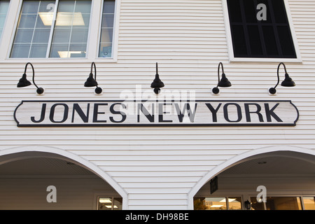 Un Jones New York store est photographié à la Lee Premium Outlets dans Lee (MA) Banque D'Images