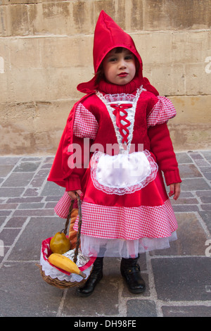 Un enfant est habillé en vêtements traditionnels pour les célébrations du carnaval de La Valette, Malte. (Il-Karnival ta' Malta) Banque D'Images