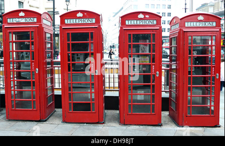 Une ligne de quatre cases téléphone red london Banque D'Images