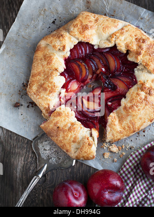 Des plum galette sur table en bois Banque D'Images