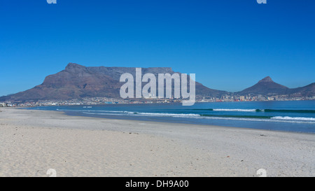 Table Mountain, extraite du Blouberg Beach à Cape Town, Afrique du Sud Banque D'Images