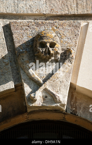 Tête de mort des détails architecturaux de l'église Saint-Laurent, Bourton On The Water Angleterre Banque D'Images