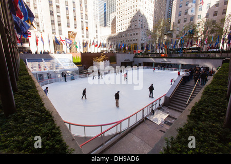 Patinoire, Rockefeller Center, Manhattan, New York City, États-Unis d'Amérique Banque D'Images