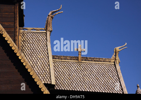 Détail de sculptures en bois sur le toit de l'église de Lom en bois, Gudbrandsdal, Norvège, Scandinavie Banque D'Images