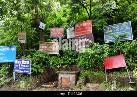 Les affiches publicitaires qui offrent des services aux touristes, dans la zone haute, Rishikesh, Inde Banque D'Images