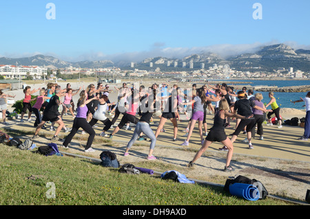 Danse En Plein Air Aérobic, Entraînement De Remise En Forme Ou Exercice Parc Du Prado La Plage Marseille Bouches-Du-Rhône Provence France Banque D'Images