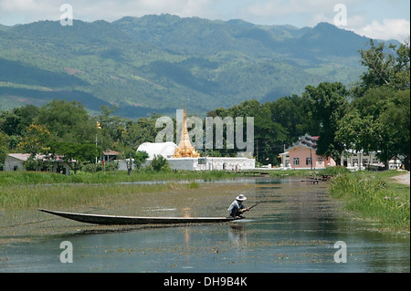 Les villageois qui voyagent par bateau et de travail sur les canaux qui mènent au Lac Inya, de l'État Shan, Myanmar Banque D'Images