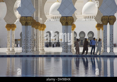 Les visiteurs de sexe masculin à la Grande Mosquée Sheikh Zayed, Abu Dhabi Banque D'Images