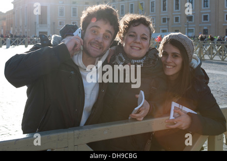 Portrait de garçon et filles à St Peter's Square Banque D'Images