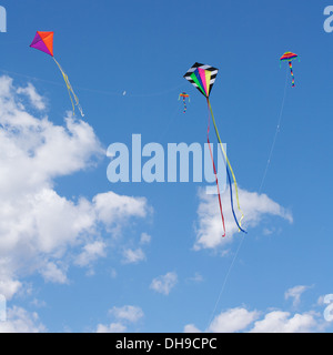 Cerfs-volants volant dans le ciel fun et excitant pour les enfants Banque D'Images