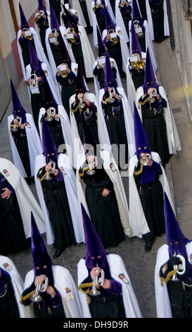 Nazarenos. Groupe de musique religieuse au cours de processions dans la semaine sainte. Est la plus importante fête religieuse. Espagne Banque D'Images