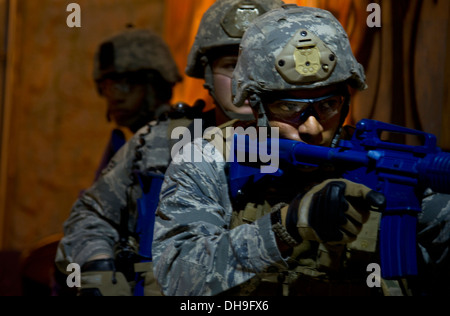 Se préparer aux aviateurs close quarters battle glass house exercices pendant le 91e Escadron de soutien de Sécurité de la force d'intervention tactique tr Banque D'Images