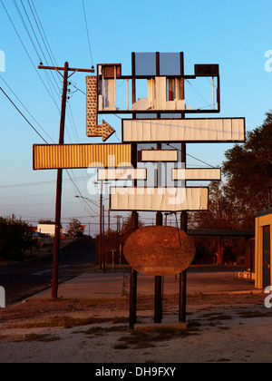 Vieille enseigne en blanc sur le côté de la route en milieu rural au Texas. Banque D'Images