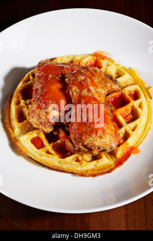 Photo en regardant vers le bas une gaufre avec du poulet frit sur le dessus. Banque D'Images