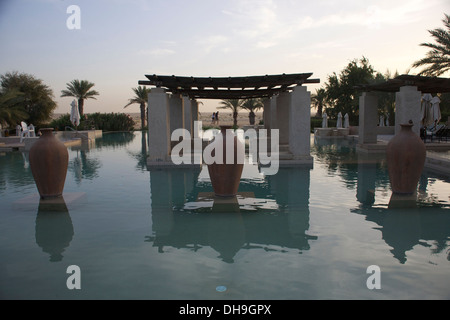 La piscine principale à Bab Al Shams, près de Dubaï ÉMIRATS ARABES UNIS Banque D'Images