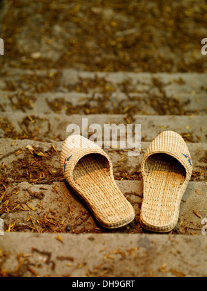 Une paire de sandales de paille sur les escaliers Banque D'Images