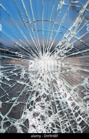 Éclats de verre brisé des fissures en face de la gare routière Banque D'Images