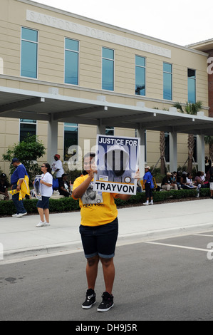 Affaire Trayvon Martin les supporters affluent à un rassemblement devant la NAACP Police Sanford après une marche à travers historiquement Banque D'Images