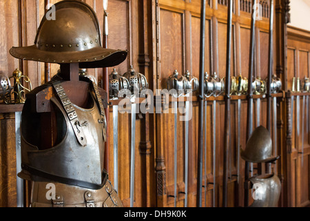 Les armures et les épées à l'intérieur de la Grande Salle, le château d'Edinburgh, Édimbourg, Écosse, l'attraction touristique d'Édimbourg. Banque D'Images