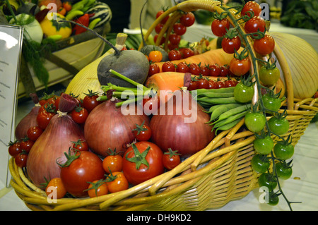 L'affichage du prix des fruits et légumes dans un Trug au Yorkshire Harrogate Automne Flower Show Banque D'Images