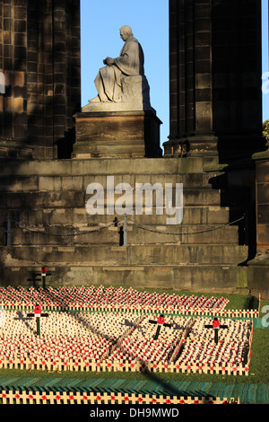 Traverse et coquelicots - partie de l'affichage du jour du Souvenir à la Scott Monument à Princes Gardens à Édimbourg, Écosse Banque D'Images