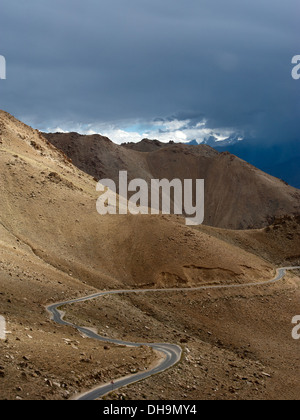 Routes rurales vide en haute montagne Himalaya panorama paysage spectaculaire avec ciel nuageux. L'Inde, Ladakh Banque D'Images